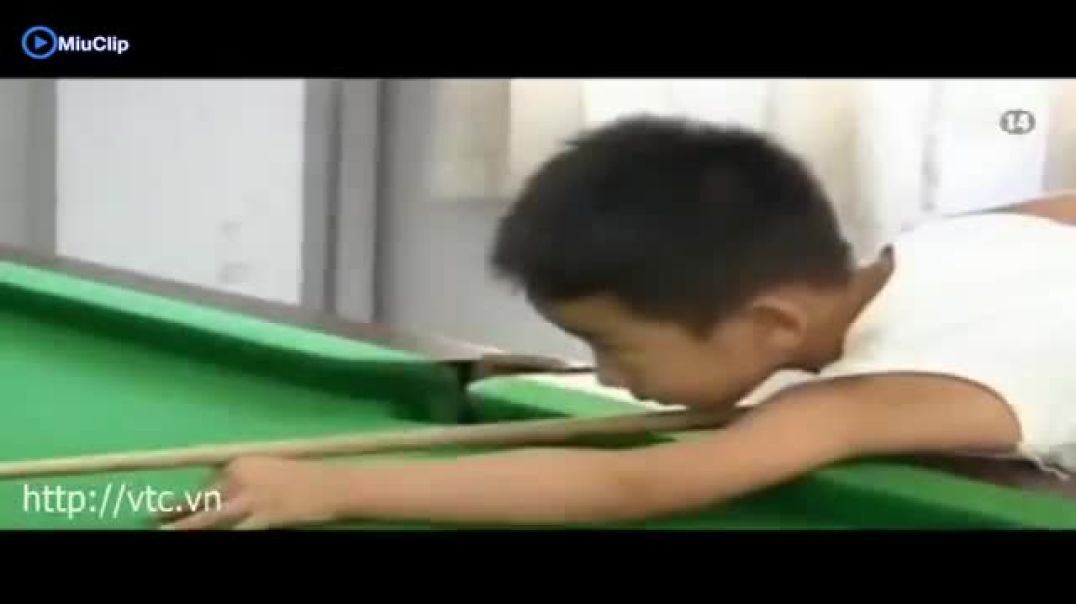 ⁣Thần đồng bi da 3 tuổi
