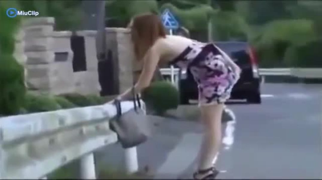 ⁣Trò đùa ngu nhất thế giới: Thông đít gái xinh