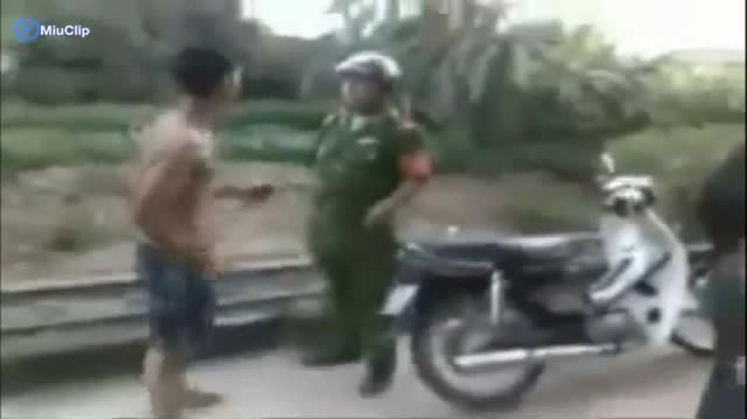 3 thanh niên đánh lại cả CSGT