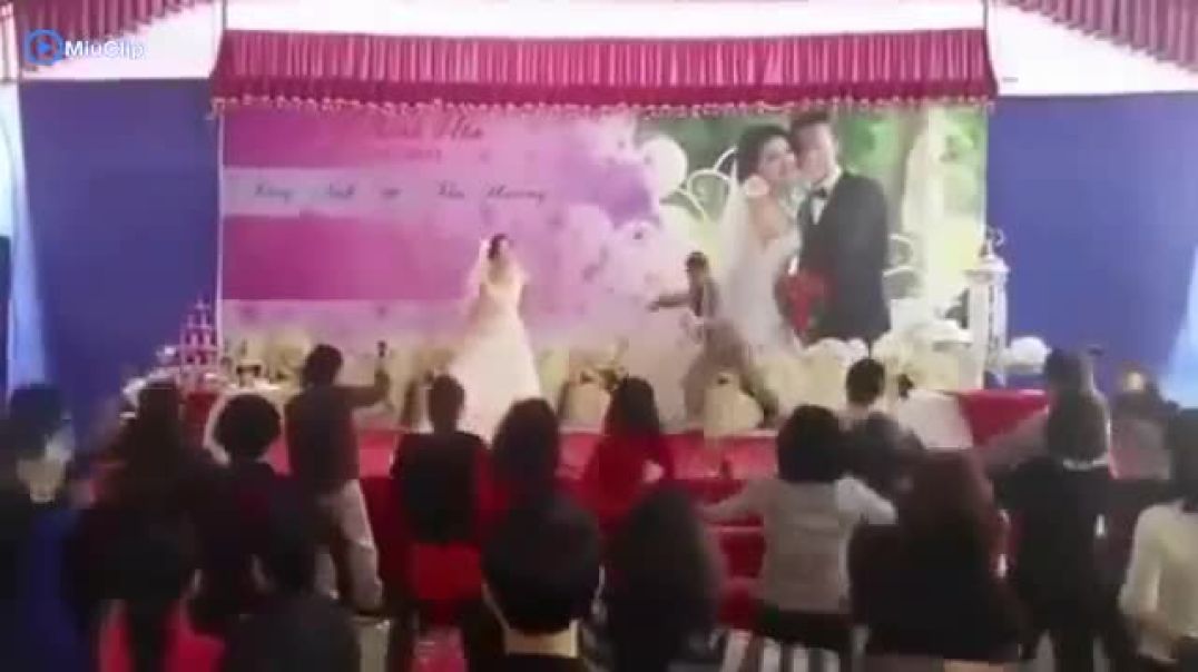 ⁣Đám cưới có 1 không 2 - Cô dâu chú rể nhảy zumba cực chất