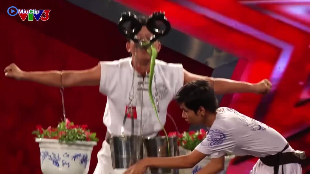 ⁣Vietnam's Got Talent 2014 - Nuốt rắn, nuốt kéo, nâng chậu hoa - Nhóm Bảo Cường