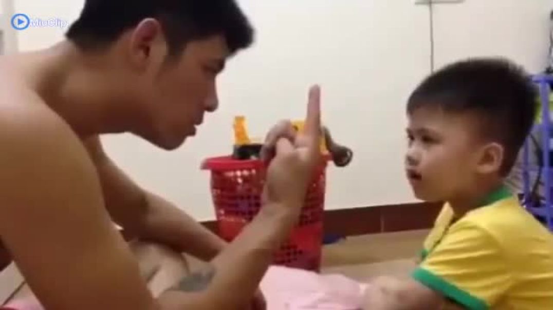 ⁣Clip bố dạy toán cho con trai khiến dân mạng cười nghiêng ngả