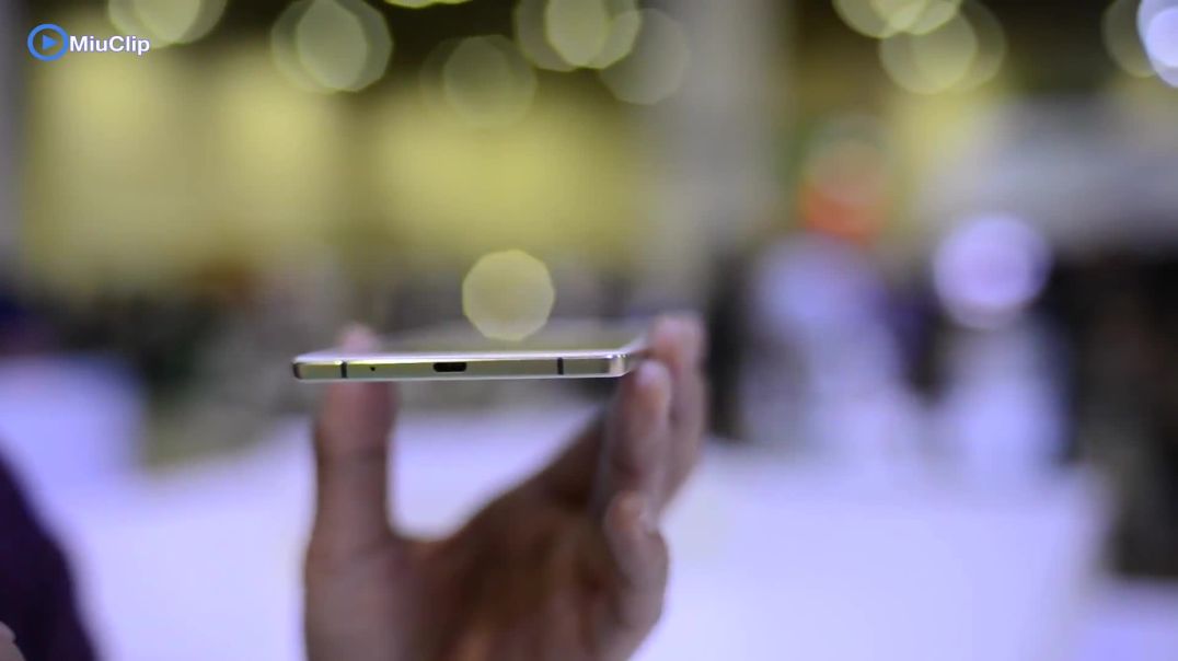 ⁣Trên tay OPPO R5 - Chiếc điện thoại mỏng nhất thế giới