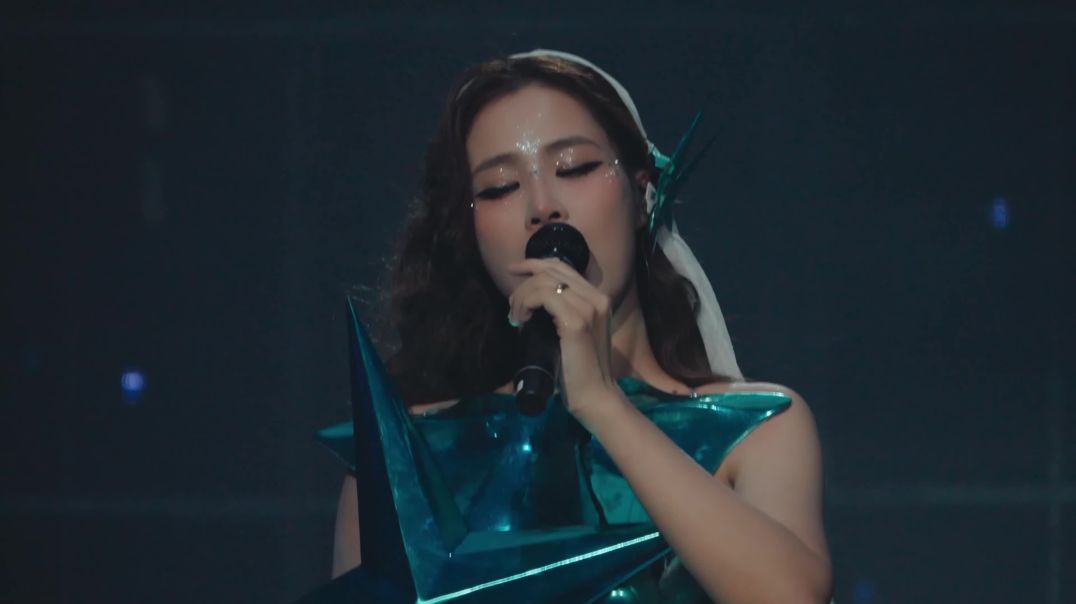 ⁣[Official Live Performance] Kỵ Sĩ Và Ánh Sao - Đông Nhi