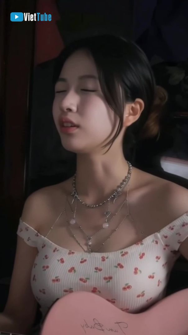 Gái xinh hát Tình cờ gặp lại người xưa...