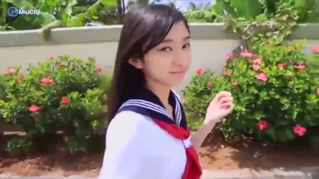 Đi học về em cởi áo