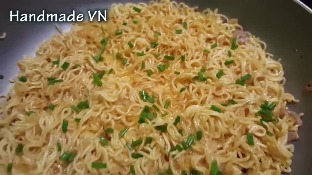 Cách làm mì tôm chiên trứng giòn ngon