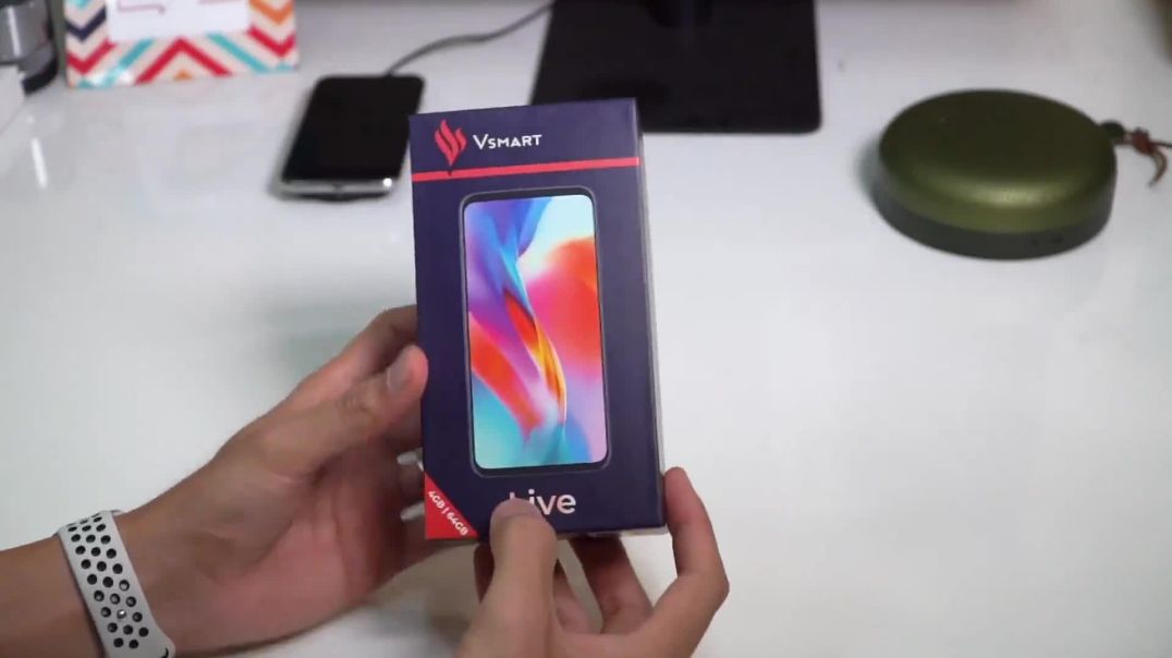 ⁣Mở hộp Vsmart Live giá 7 triệu đồng