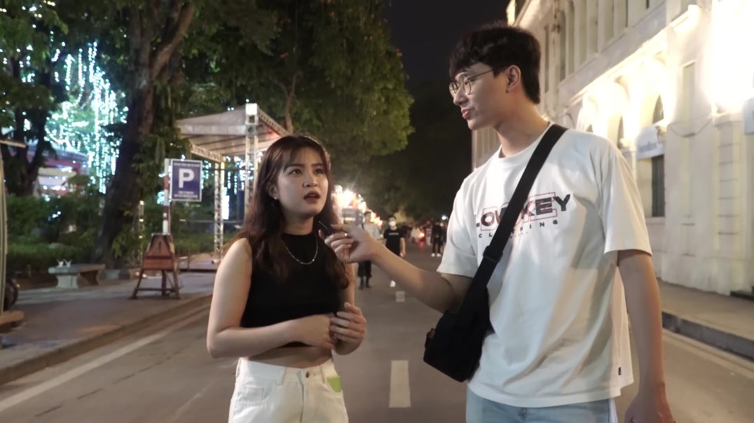 Phỏng vấn giới trẻ: Con gái bị dụ xem phim heo khi nào?