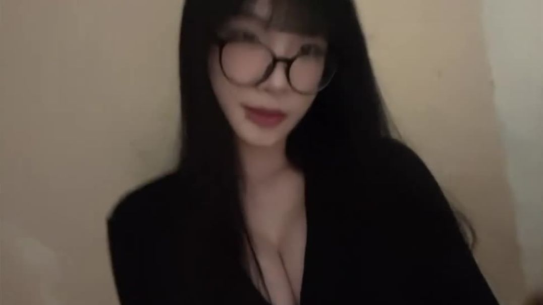 ⁣Vietnamese girl